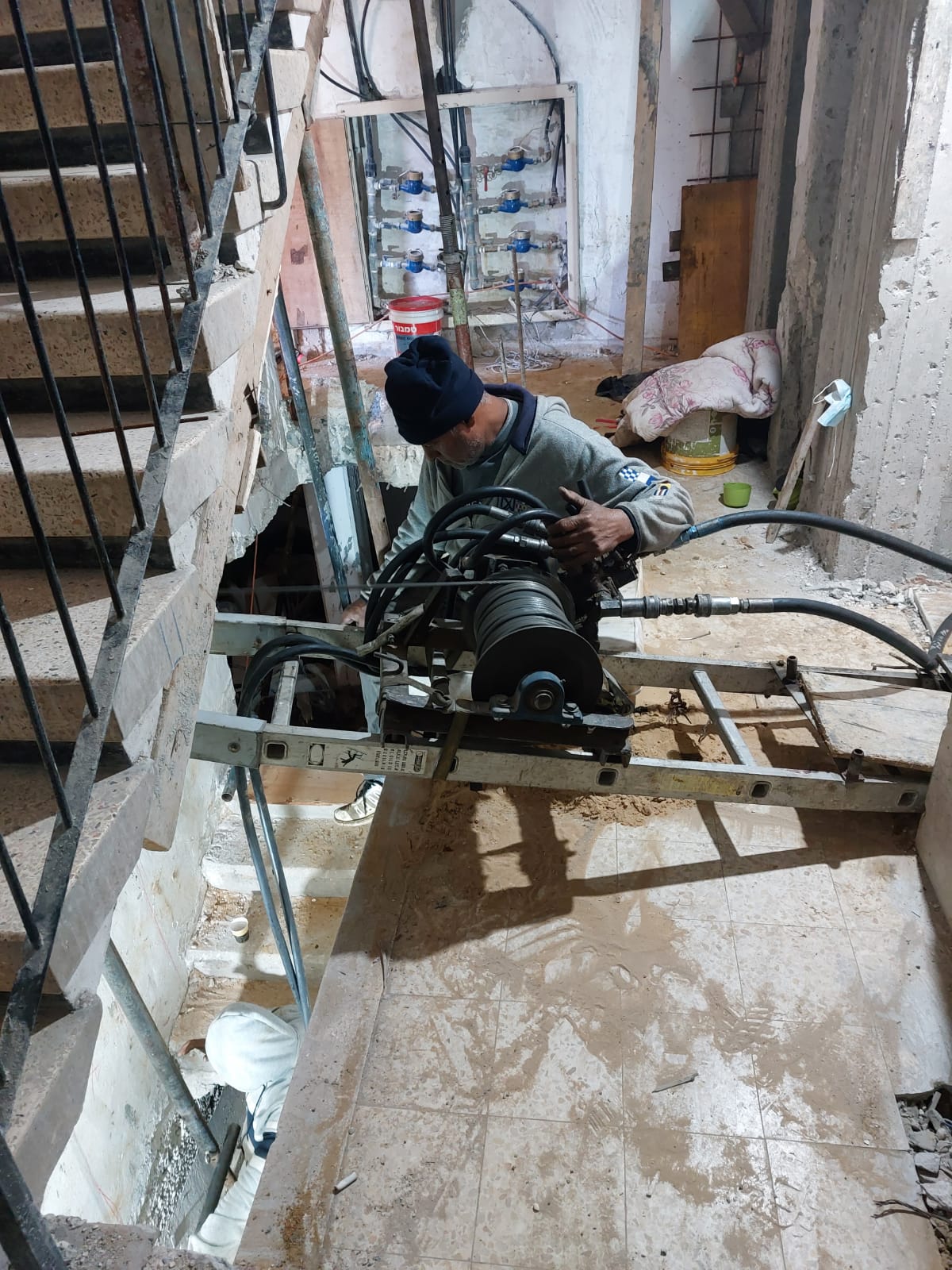 עבודת קידוח ידני הידראולי של מנחם מלאכי
